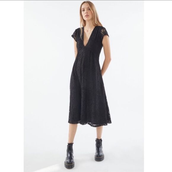 Urban Outfitters Dresses & Skirts - NWT Urban Outfitters Imogen Lace Midi Dress Sz S